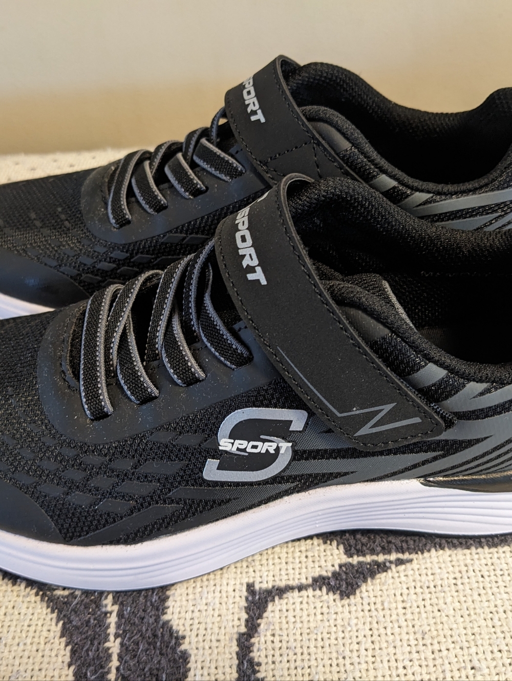 Skechers Boys Black & White Athletic Sneaker with Strap Size 5 - Picture 3 of 5